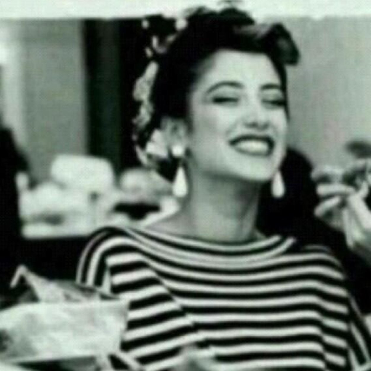 ان استطعت ان تمسح دموع انسان فانت حقا انسان وان استطعت بعدها ان يبتسم فانت من العظماء *~*