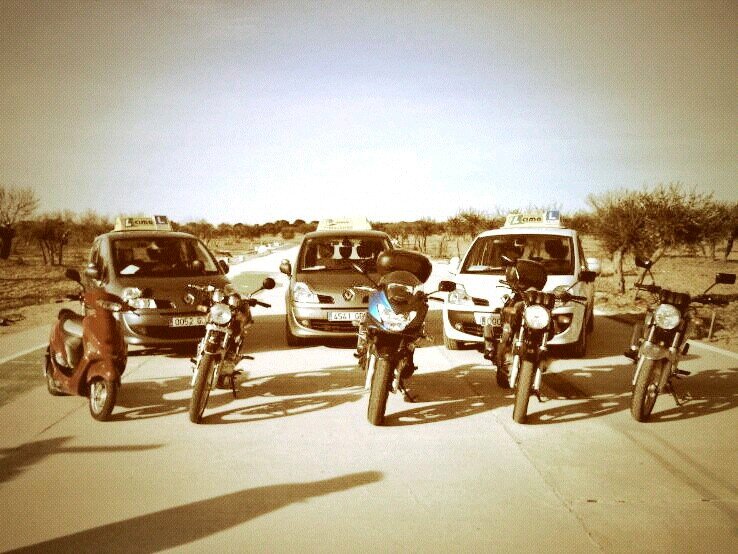Dedicandonos a la enseñanza de nuestros clientes desde 1975 con un muy alto indice de aprobados. - Tlf:690639689