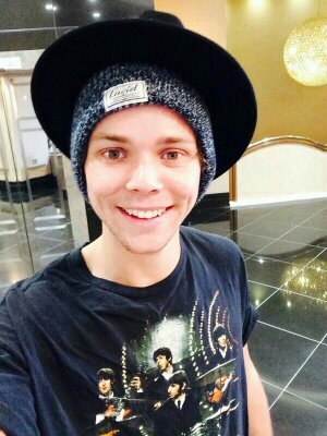 Free follow from @meanclifford :)) follow her please - She follows back .  ily. Dont follow this acc. (No me sigas. Siguela a ella @meanclifford)