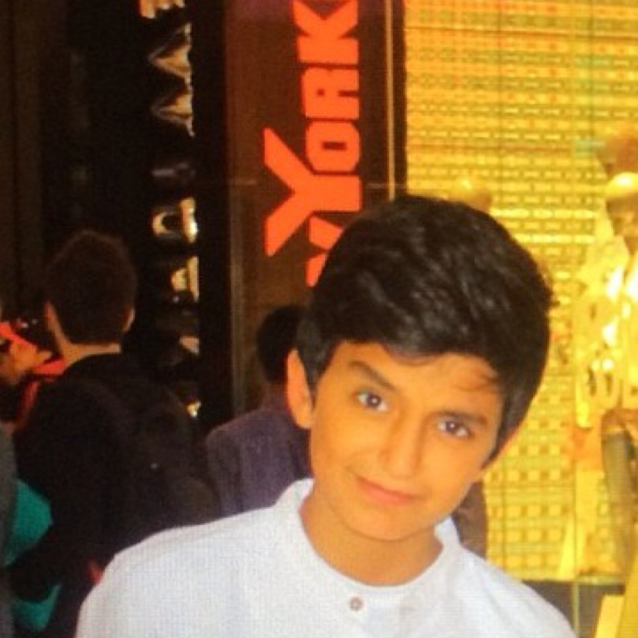 Azooz , A big fan of liverpool , 20 y.o

ما اغرد بس ارتوت