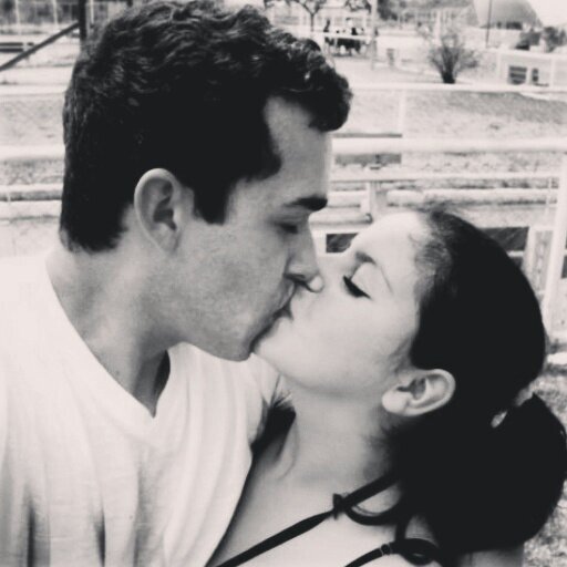 Ela é Diferente, ela é engraçada, é inteligente, também é beem humorada ... ♫  Follow-me ?
