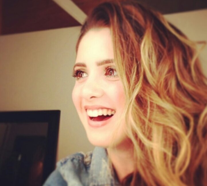 Hi everyone !!! I LOVE AUSLLY , RAURA , AUSTIN AND ALLY , LAURA MARANO , ROSS LYNCH AND R5 !!!! ♡♥♡♥♡♥