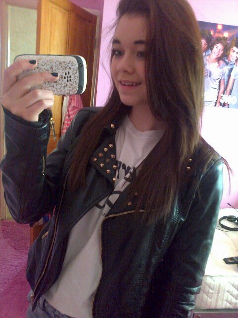 Follow&ill follow back:)):** in love with Arctic Monkeys:))))