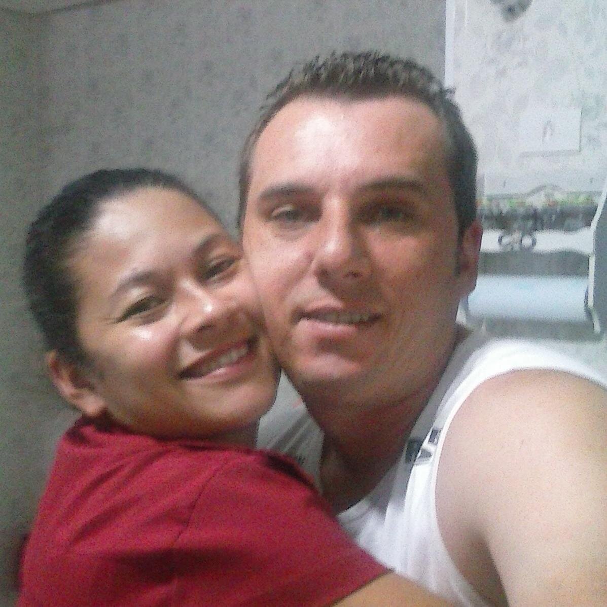 Tenho 33 anos sou casada a 14 anos e muito feliz obrigada! amo livros ,filmes românticos sou muito familia resumindo sou meiga porem nervosa e amo tudo q tenho