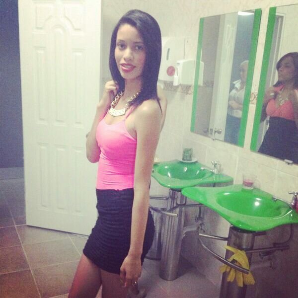 Soy linda con solo 18 años de edad y nadie como yo,comprometida
