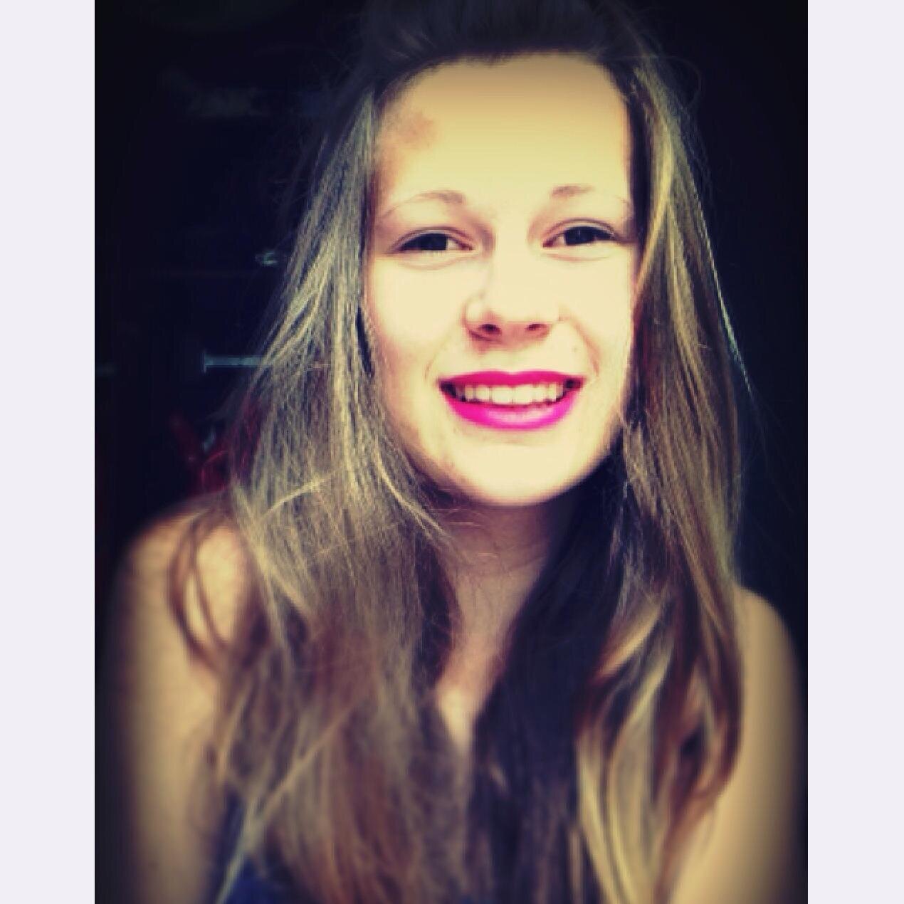 Flowerelygirl's profile picture. Antwerp - just so unhappy - New on twitter don't know how it works, help me please ;(