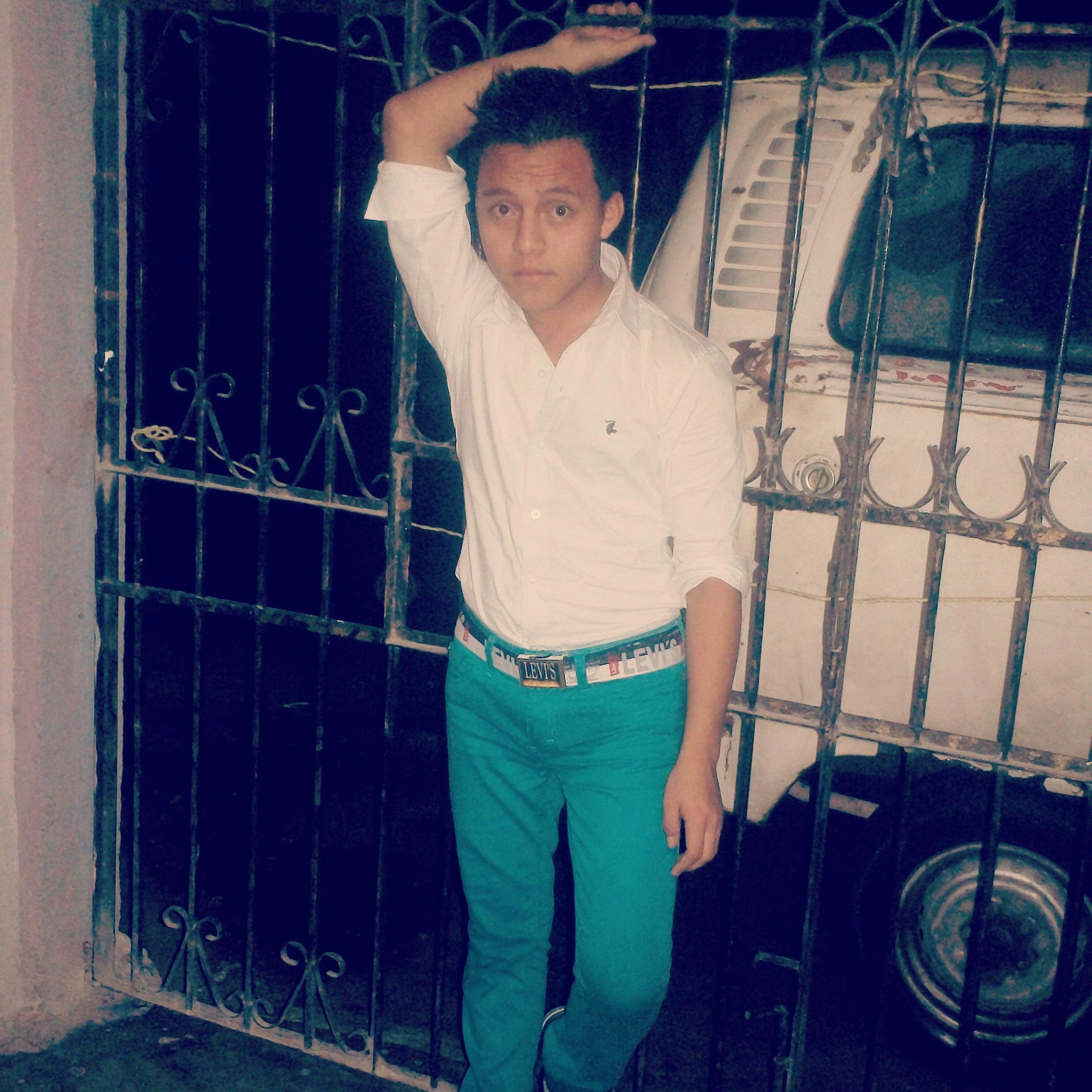 no quiero dejar de soñar ni de experimentar mis emociones dejenme ser YO (: por que solo asi veran mi identidad no busco falsificar la personalidad de nadie más