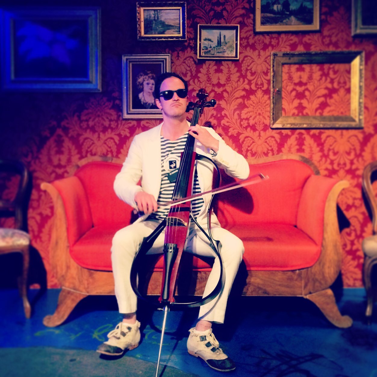 Cellist, conductor, DJ, lecturer, presenter, producer, strategy consultant and artistic director of Classical Music Rave. #indieclassical