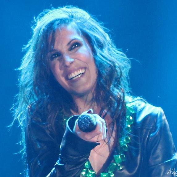 Soñadoras compulsivas, fiesteras sin remedio, desafiantes por naturaleza, amantes de la música y aprendices de la mejor, Malú.