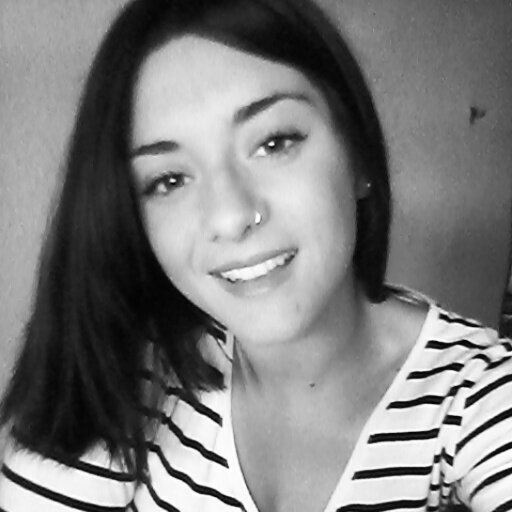Una mujer luchadora, simple , sencilla y a la vez algo perfecta♑