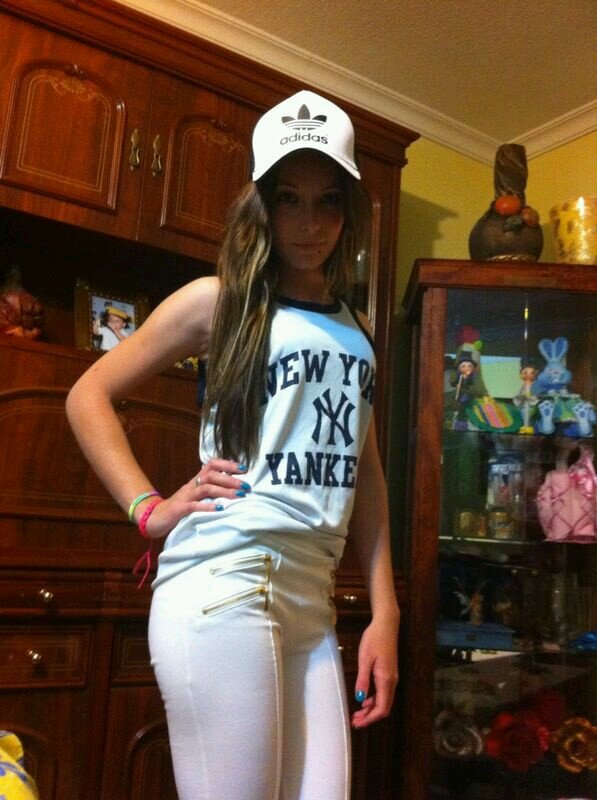 conmigo las cosas son fáciles: me sonries ,te sonrio me la haces me la pagas :) a cada cual le llega lo q se merece :)