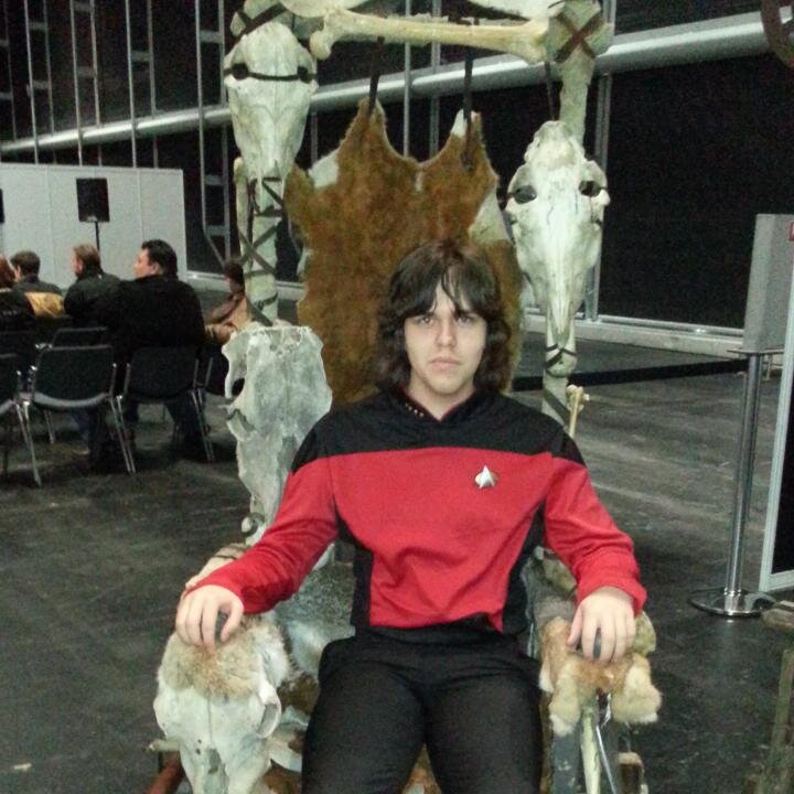 I mostly retweet and like nerd-stuff about Star Trek, Harry Potter (and some Doctor Who). I some times get political