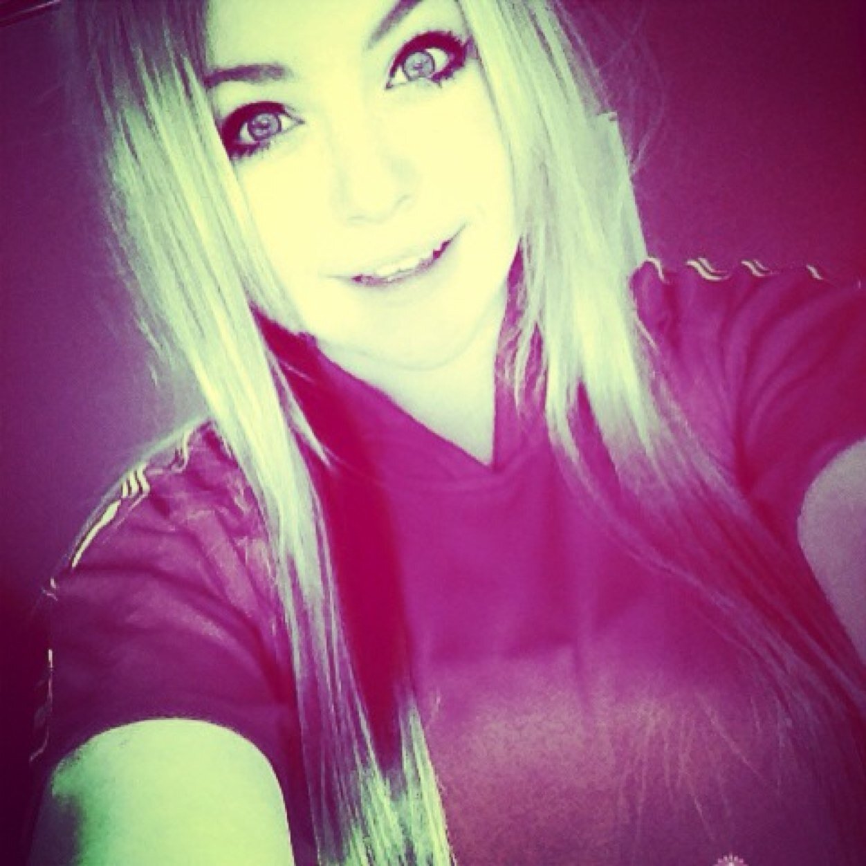 Im 15 years old im irish!! I love clothes and shoes. Also love music!;)