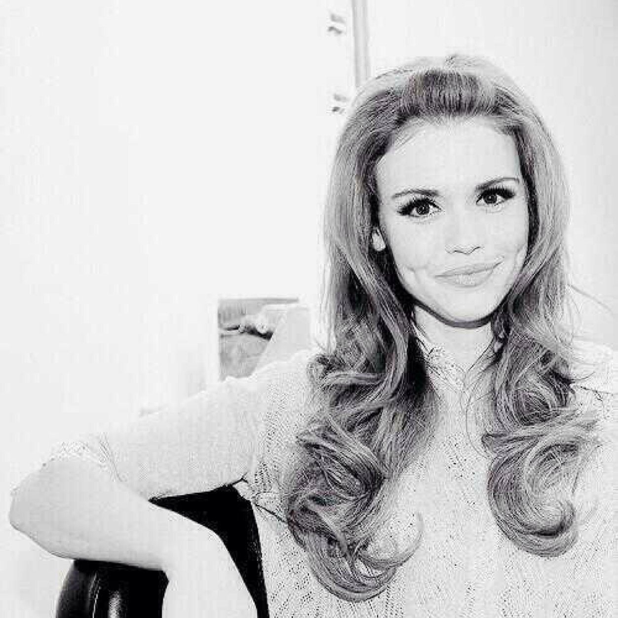 Lucy_WL's profile picture. 18.Mis pasiones son actuar y la biologia.Timida pero despues simpatica y alguien en quien puedes confiar.Perdi a mis padres con 14 años.Mi familia murio, yo no.