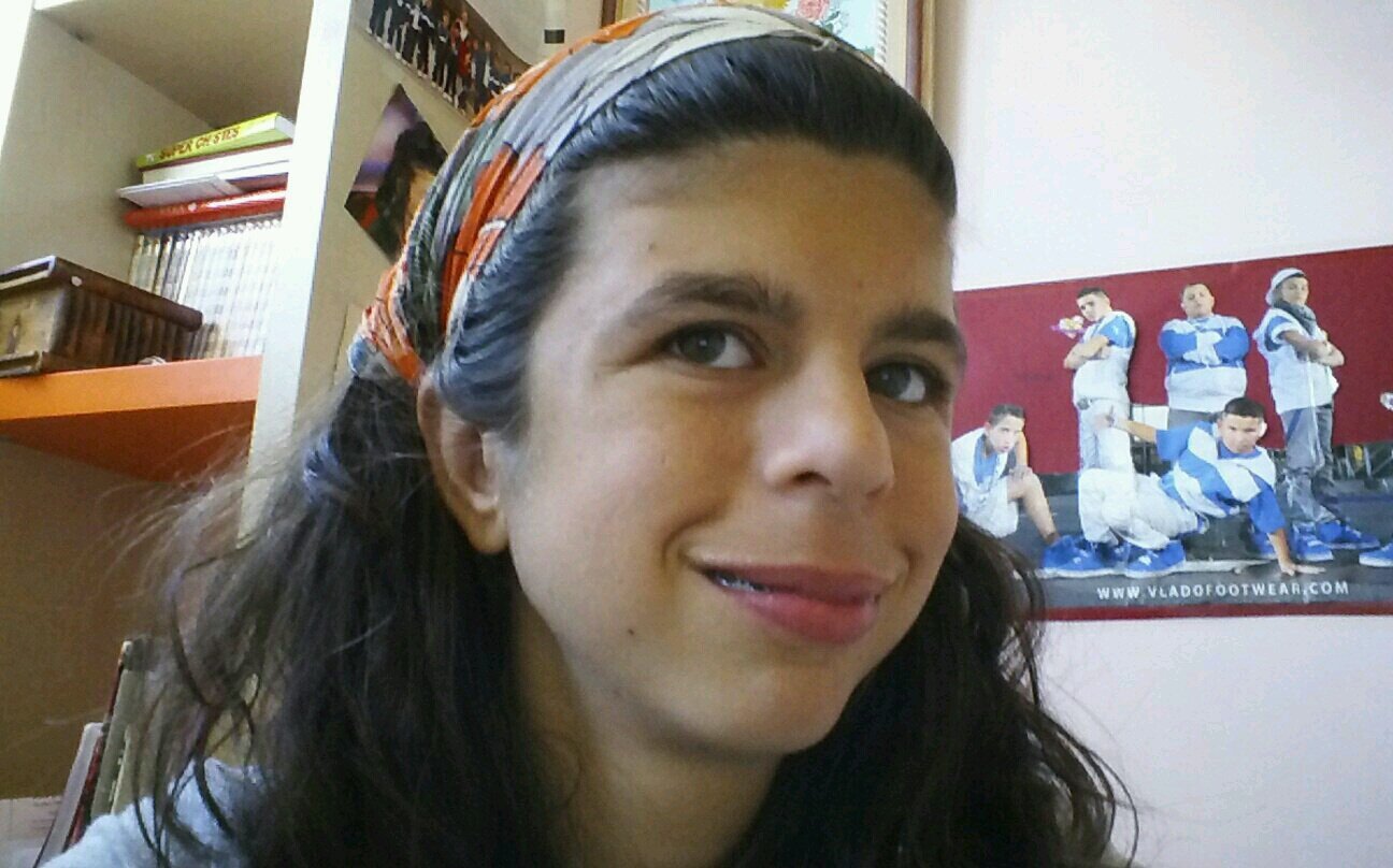 hola soy laura pero podeis decirme señorita fusco tengo 14 años soy Oner e  ICONiac mi idolo es mikey fusco y lo a sido siempre bueno seguirme en twitter