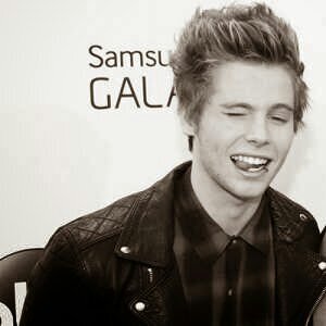 perfffect_calum's profile picture. I got your name tattooed in an arrow heart~ |I am Calum's beanie, and nice to meet you. \m/|Luke/4|also waiting/5|James/5|:)