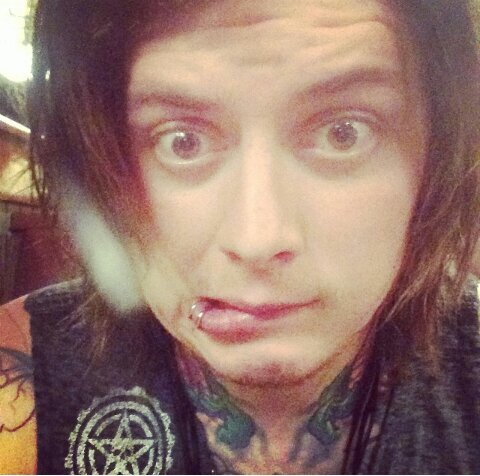 bitches @samuelbettley and @benjaminbruce follows me ❤