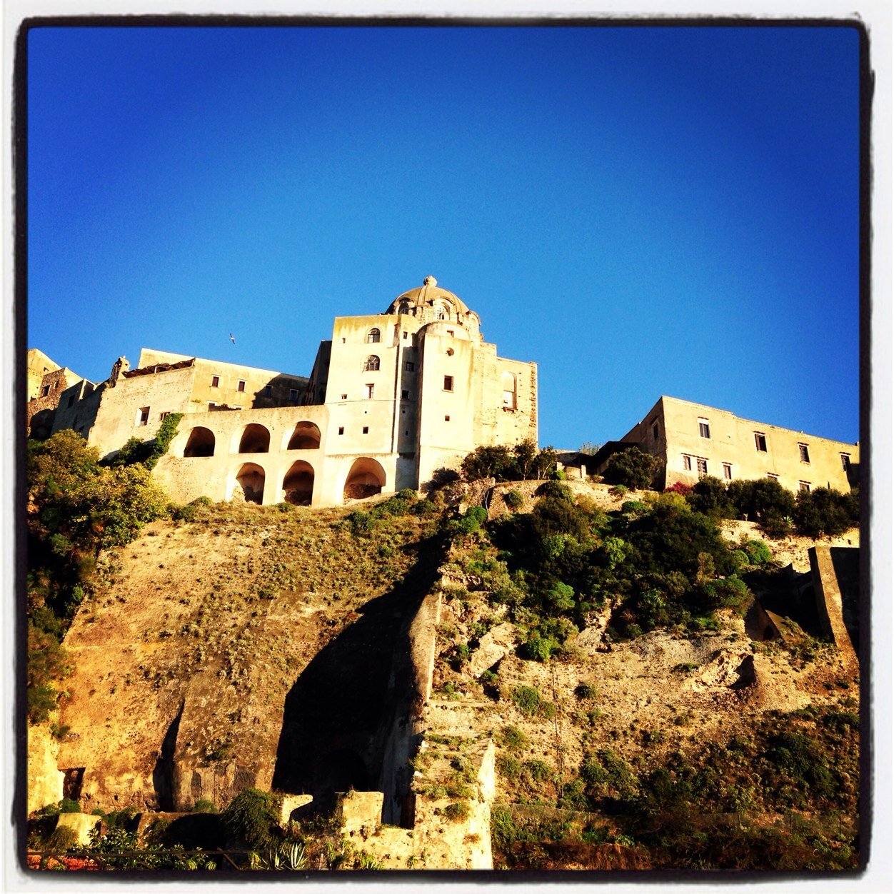 .. baluardo difensivo, cittadella, sede di cenacoli letterari e artistici di rilevanza internazionale..ancora oggi rappresenta il simbolo dell'Isola d'Ischia!