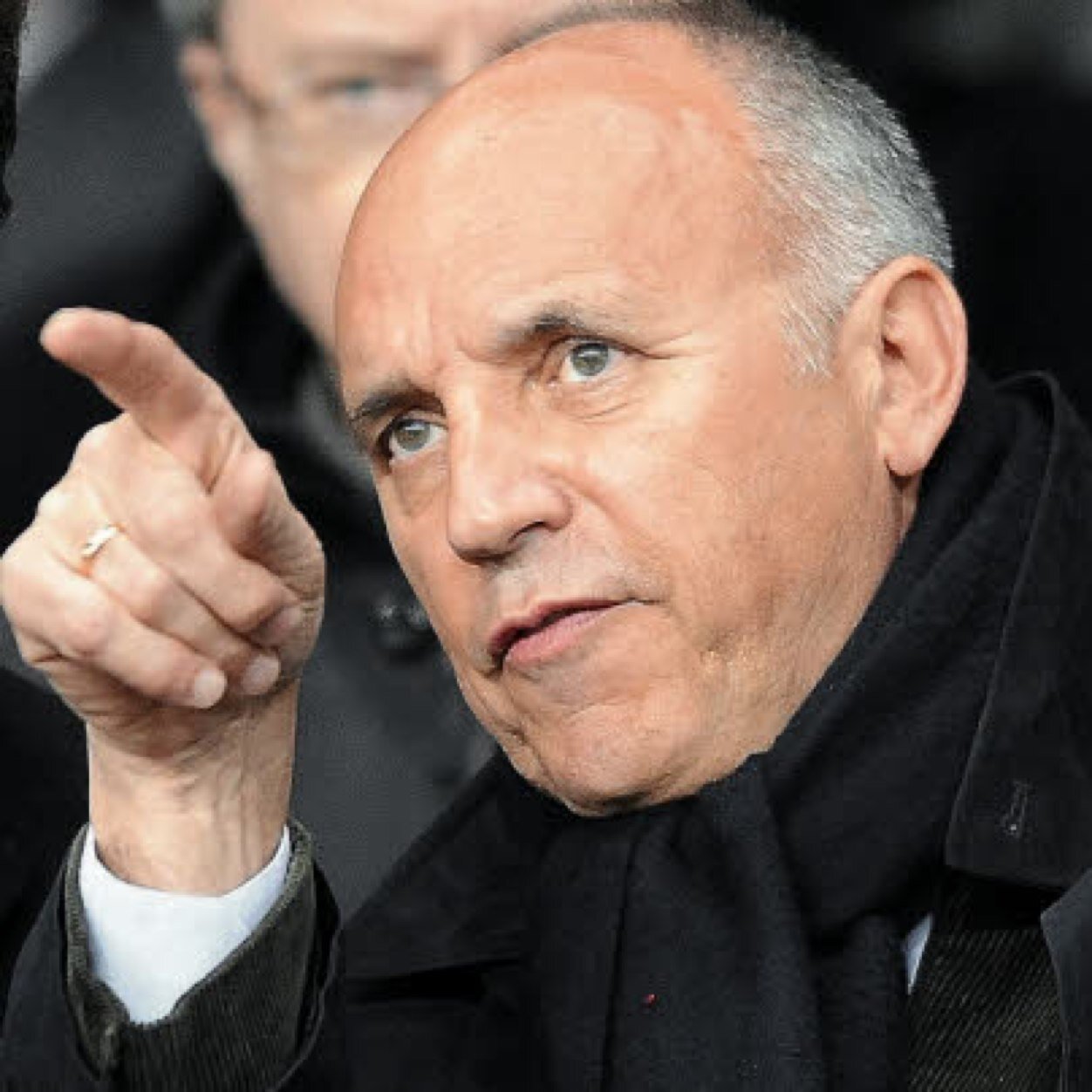 René Ruello, président du Stade Rennais. J'ai vendu Panavi aux Belges, faites-moi confiance. Les arbitres sont beaux et gentils