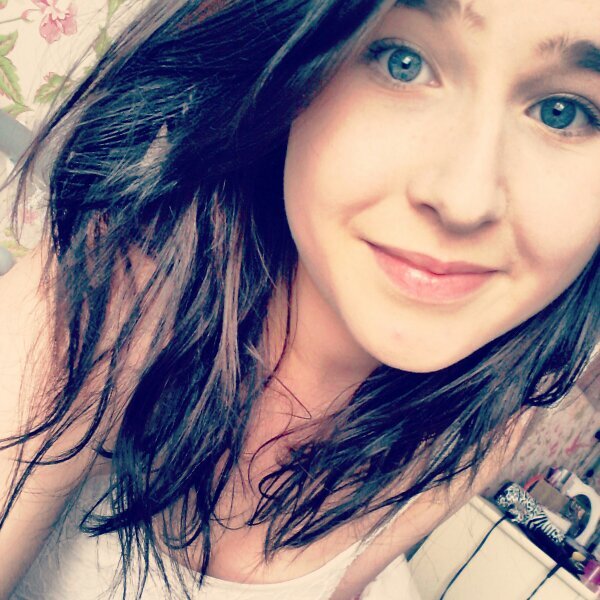 NiaaWiffenn's profile picture. 'the best way to live is to laugh until you think your heart will break'