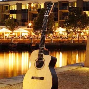 Gudangnya gitar. http://t.co/MWtelP9DMp