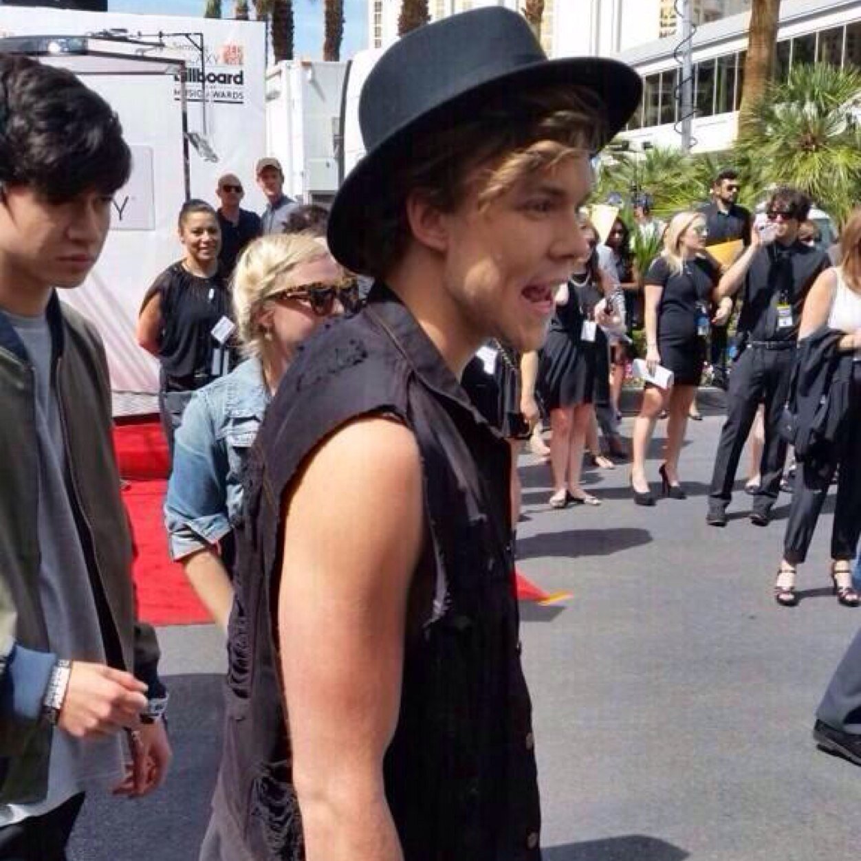 free follows from @5sosmanband