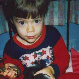 Hola ;) Mi nombre es luis Directioner Boy Janoskiator y 5SOSFam a su servicio siganme ;)