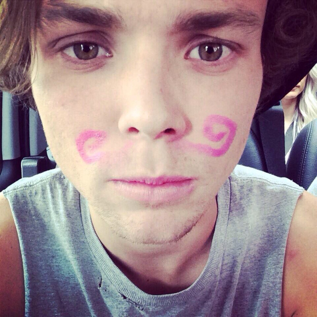 sparkleyashton's profile picture. free follow from @mgcclifford ! xx