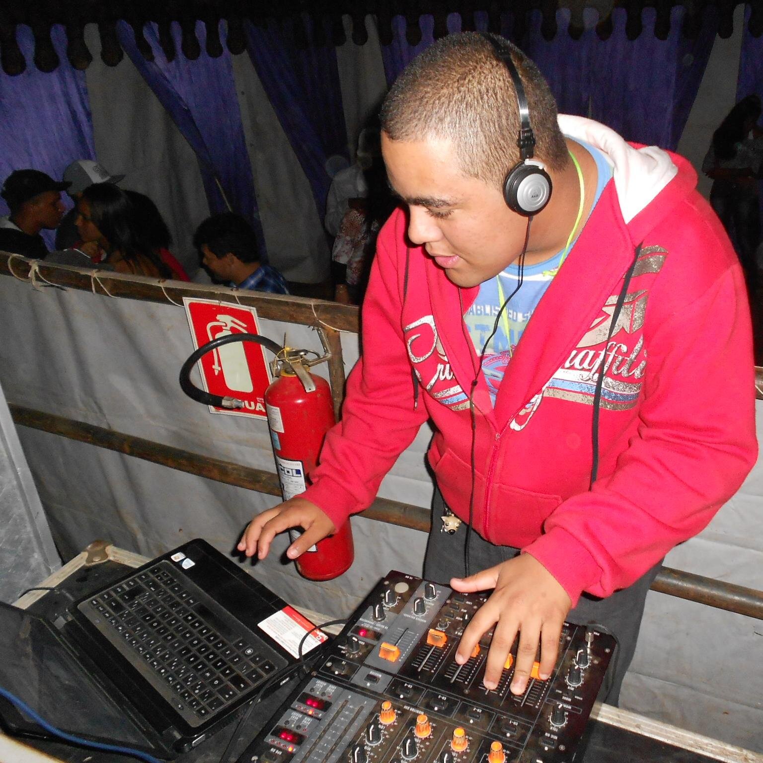 sou Dj e trabalho na recepiçao para á T.R.Produções e Eventos e em geral