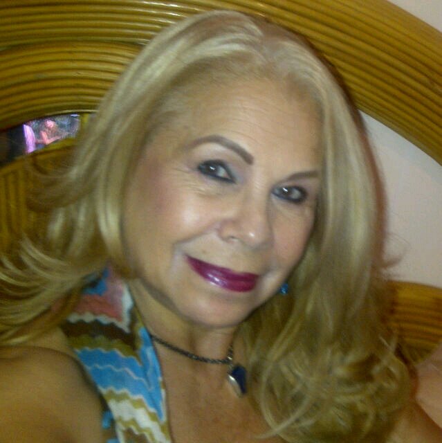 Soy esteticista trabajo con salud y belleza.cosmeatra y terapeuta.Cuerpo y mente es belleza y salud...