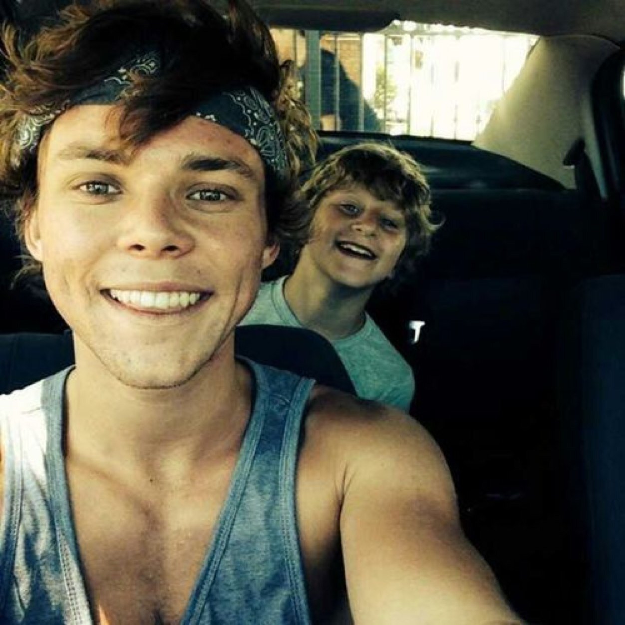 free follow from @cutelyash! i follow back 1d and 5sos accounts :)