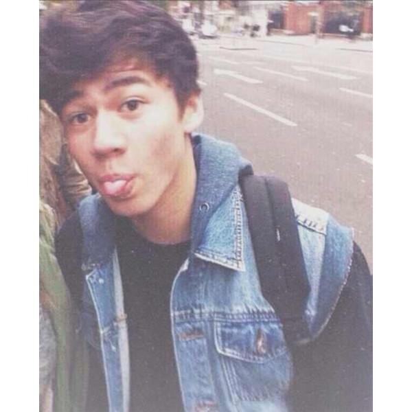 My love for 5SOS shines bright. Calum Hood is bae. go follow my personal account @nancy_xshi