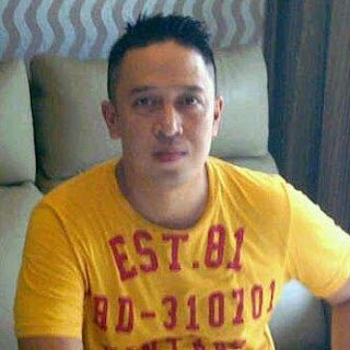Terkadang, meski telah terluka, kamu memilih tuk tetap bertahan dgn harapan dia yg kamu cinta akan berubah dan akhirnya tulus mencinta