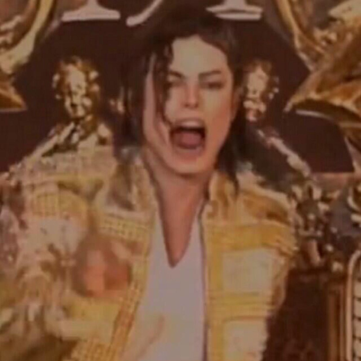 Im that guy you seen at the BBMAs bitch Im @hologramMike it got suspended