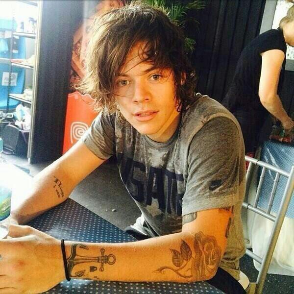 im harry!! -smiles- im a ghost!!! Boo!! hehe im not scary but im nice and sweet -giggles+ i love kittens and candy! im only 15