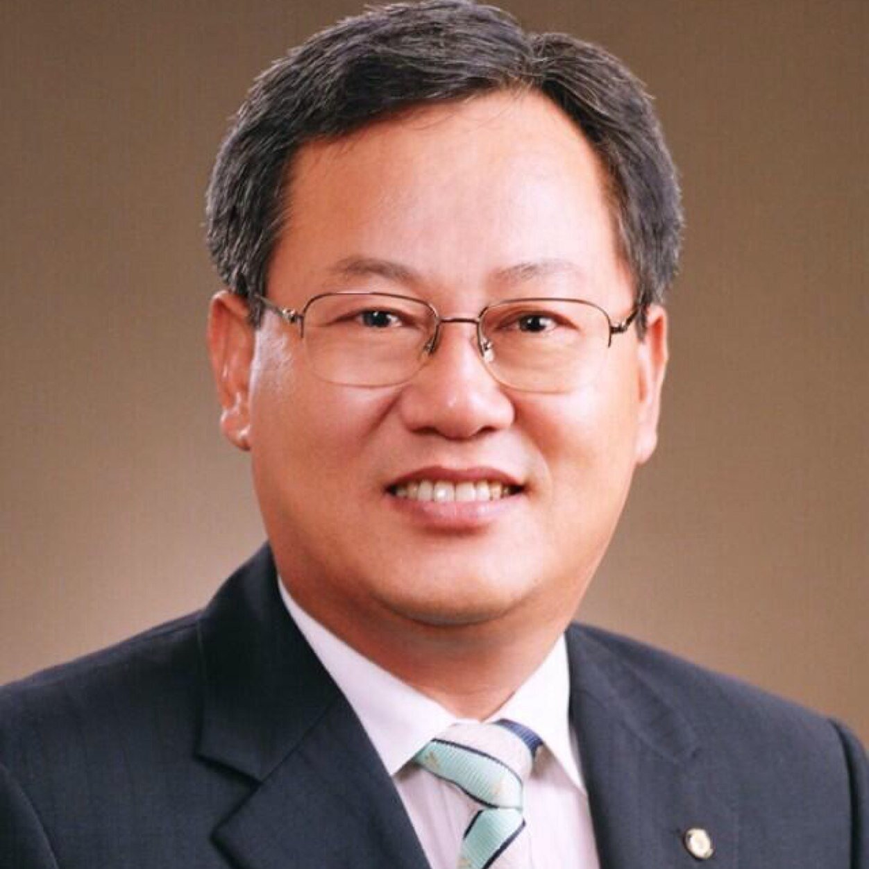 국민의힘 대전중구당협위원장 이은권입니다. 
미래세대에게 희망을 줄 수 있는 정치로 다가가겠습니다.