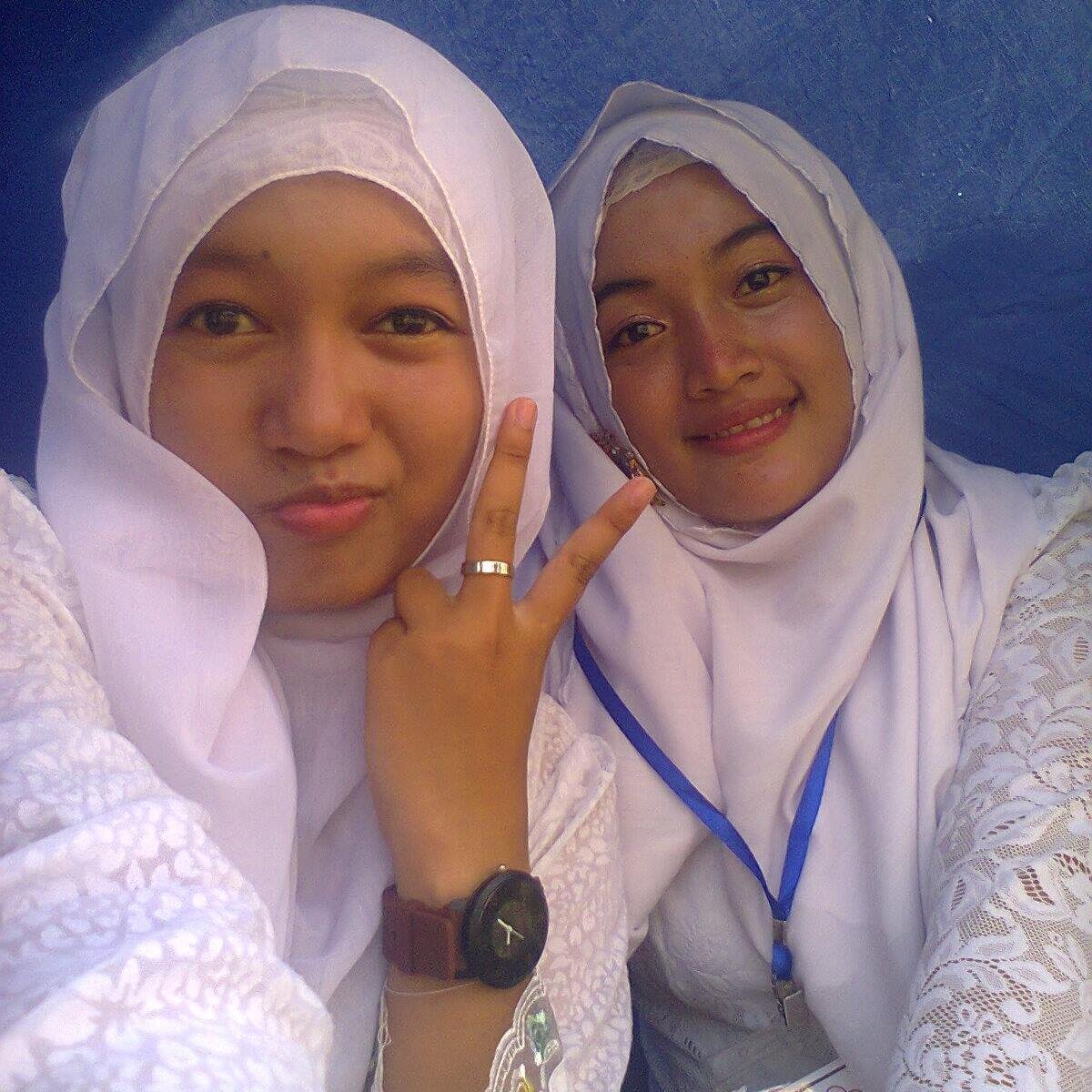 MeinidhaSafhira's profile picture. Tak perlu tangisi sebuah perpisahan karena perpisahan akan membuat kita menjadi yang lebih baik :)