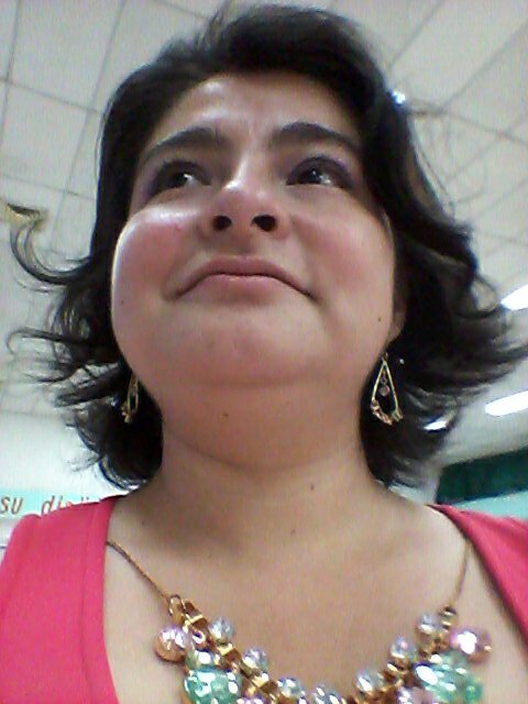 Felizmente casada, madre de dos hermosas princesas.