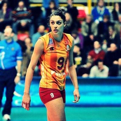 sen mini eteginle dikkat cekersin ben GALATASARAY formamla ^^ VOLEYBOL.