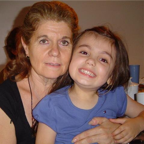 resuelta,orgullosa madre y abuela,romántica aunque no lo demuestre,valiente