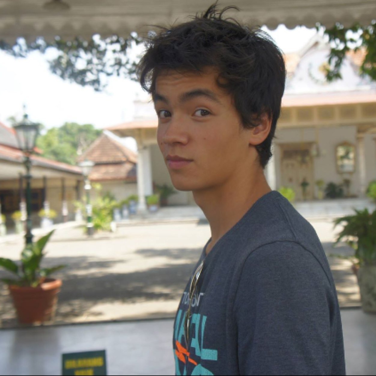 Bingedibong's profile picture. @bingedibong