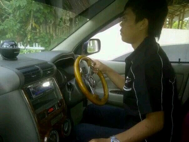 hadapi masalah dengan tawa.......klo nangis brarti banci dong......hahahahahahhaha