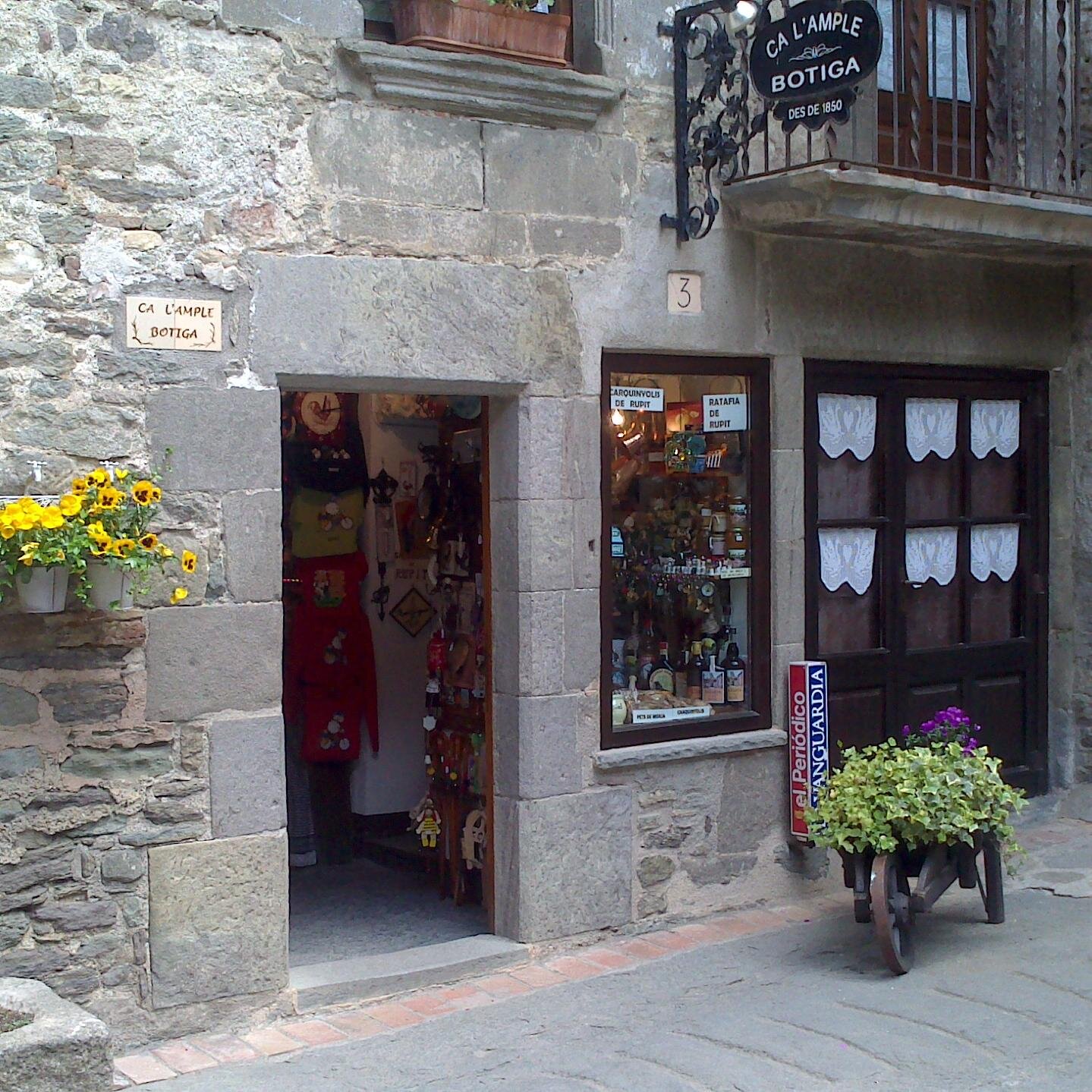 Ca l’Ample és una botiga típica de Rupit des de 1850, i que ofereix un ampli ventall de productes de tota mena als seus clients.