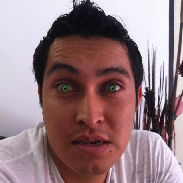 No me sigas, atrás de mi nadie, solo deja que yo te siga....pero si quieres pasa tu face por mi twit....