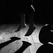 Caer.Levantarse.Volver a caer.Levantarse de nuevo.Caer.El suelo es mas comodo que la vida.No volvió a levantarse.//Otro dia mas,otro dia perdido.//Mia.