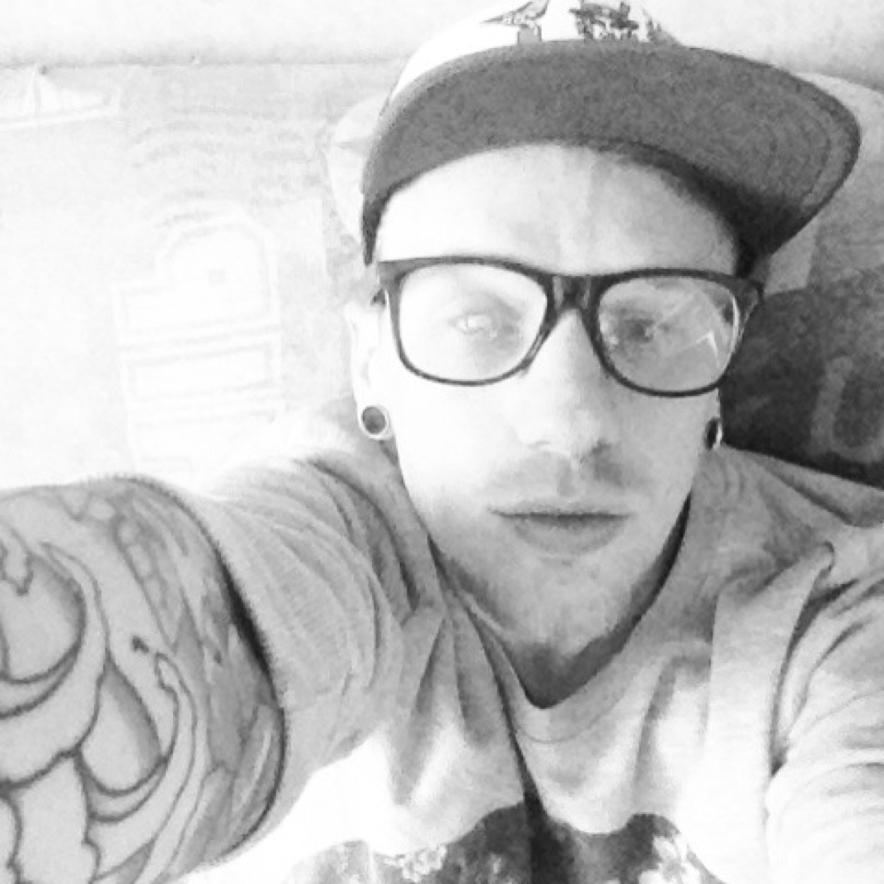 chris_beauclair's profile picture. Je suis pas née avec la chance j'ai eu la chance d'etre née. #Metal #Rock´N'Roll #Metalcore #Concert #MotleyCrue ... #SOA #WalkingDead #Dexter #plug #tattoo ...