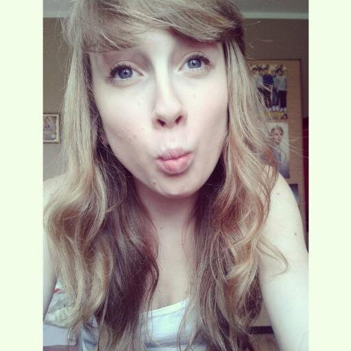 ( I'm just a teenage dirtbag baby )                            Hi !Im Directioner ∞ I have 14 years.I love sing  ! ♥Just believe in yourself  ♥