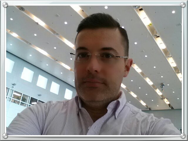 Venezolano, nacido en Caracas y residenciado en USA.