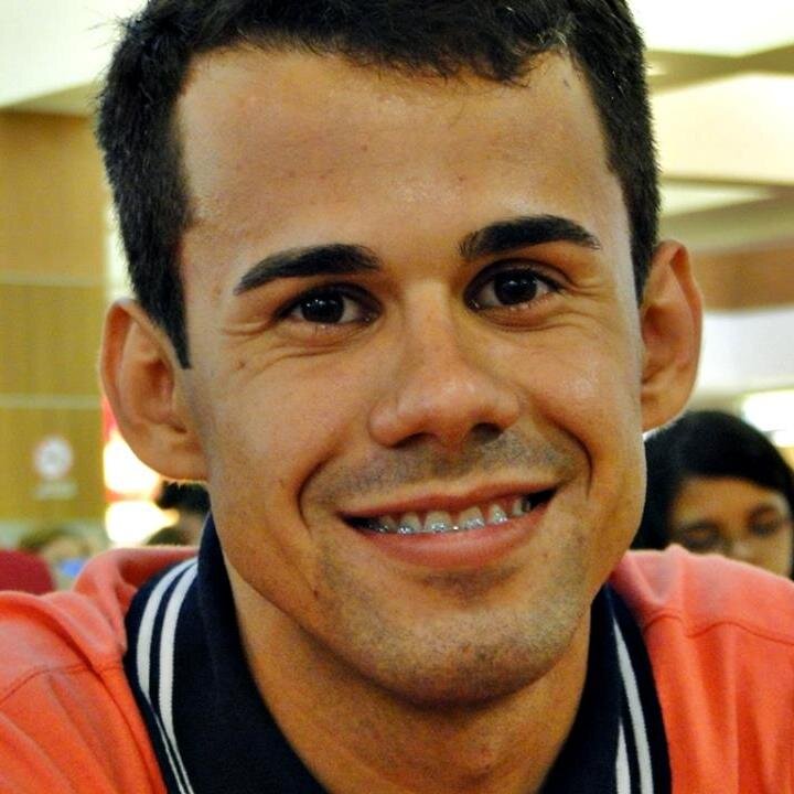 Servo do DEUS vivo e altíssimo. Casado com NADJA CARLA, pai de dois lindos Chow chow Cebolinha e Magali, fã da Vanilda Bordieri.