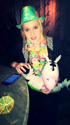 19 jaartjes oud. // wonend in het mooie Luttelgeest // blond // paardrijden // shoppen // Landstede Raalte // uitgaan // m'n vrienden ♥